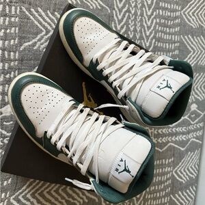 Air Jordan 1 Mid – White/Mystic Green
